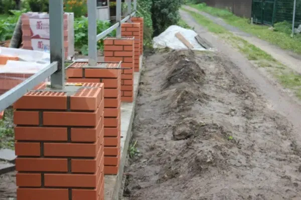 Строительство забора из кирпича 