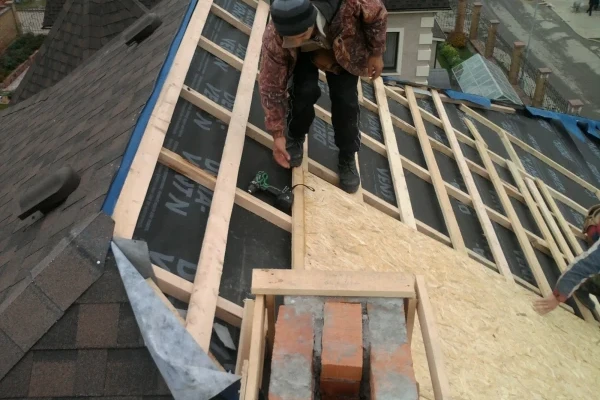 Устройство кровли из битумной черепицы в Киеве