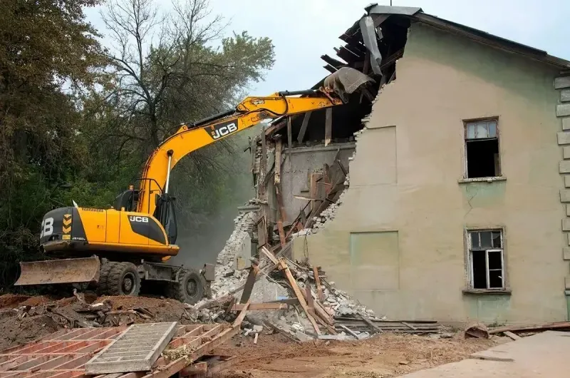 Демонтаж аварийных зданий
